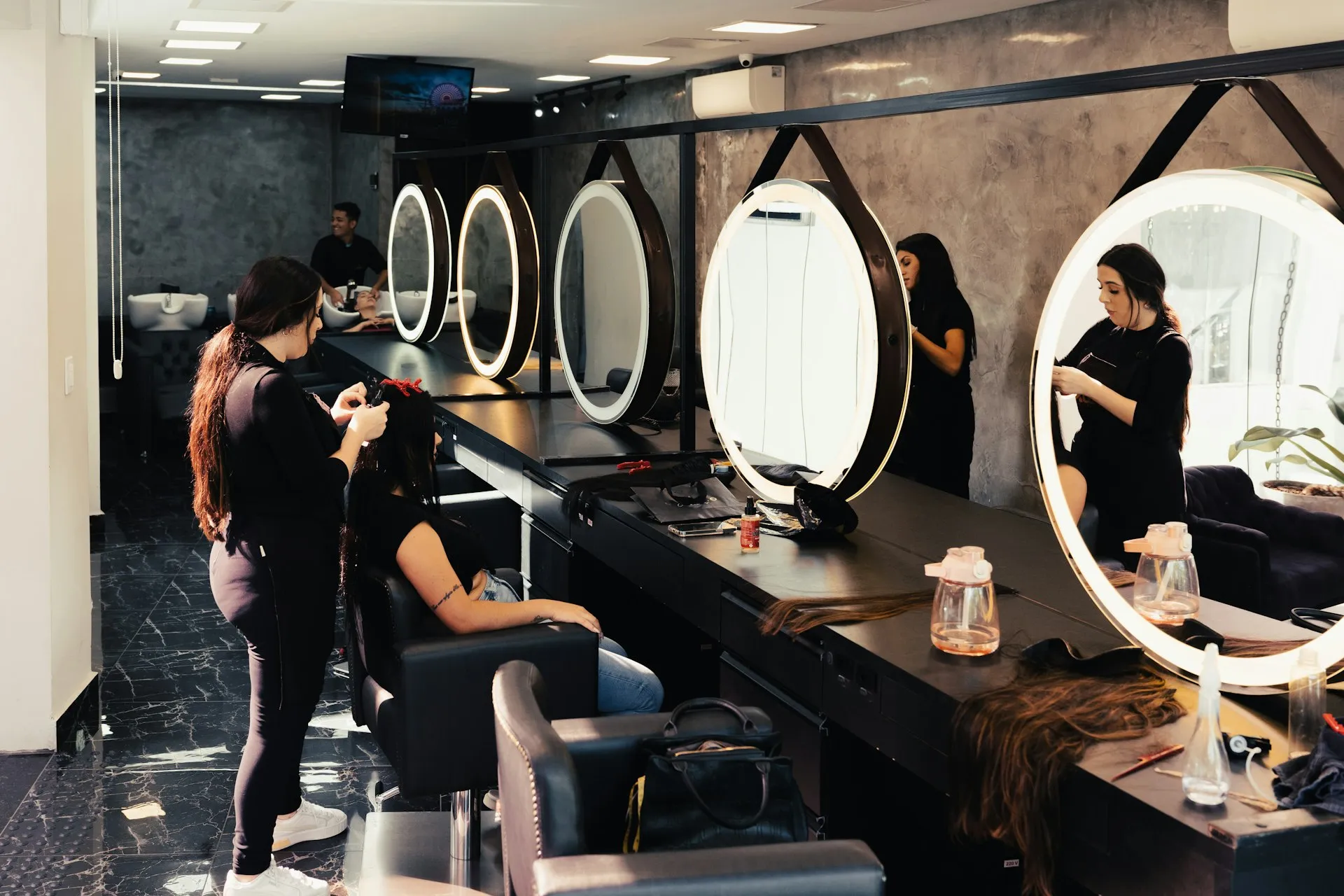 Peluqueria premium atendiendo a sus clientas