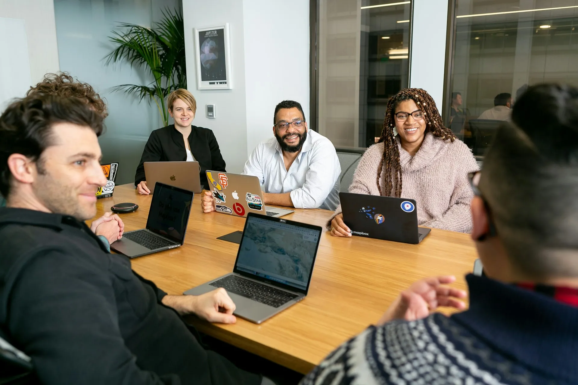 Equipo de una gestoria y asesoria trabajando